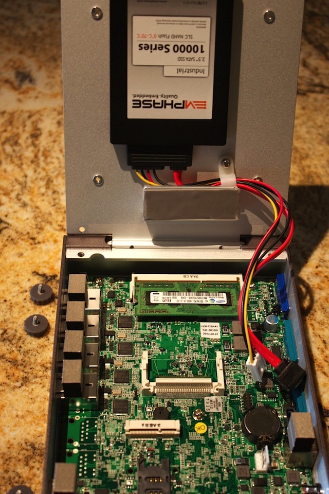 lanner_lec-7220-n4-inside1.jpg